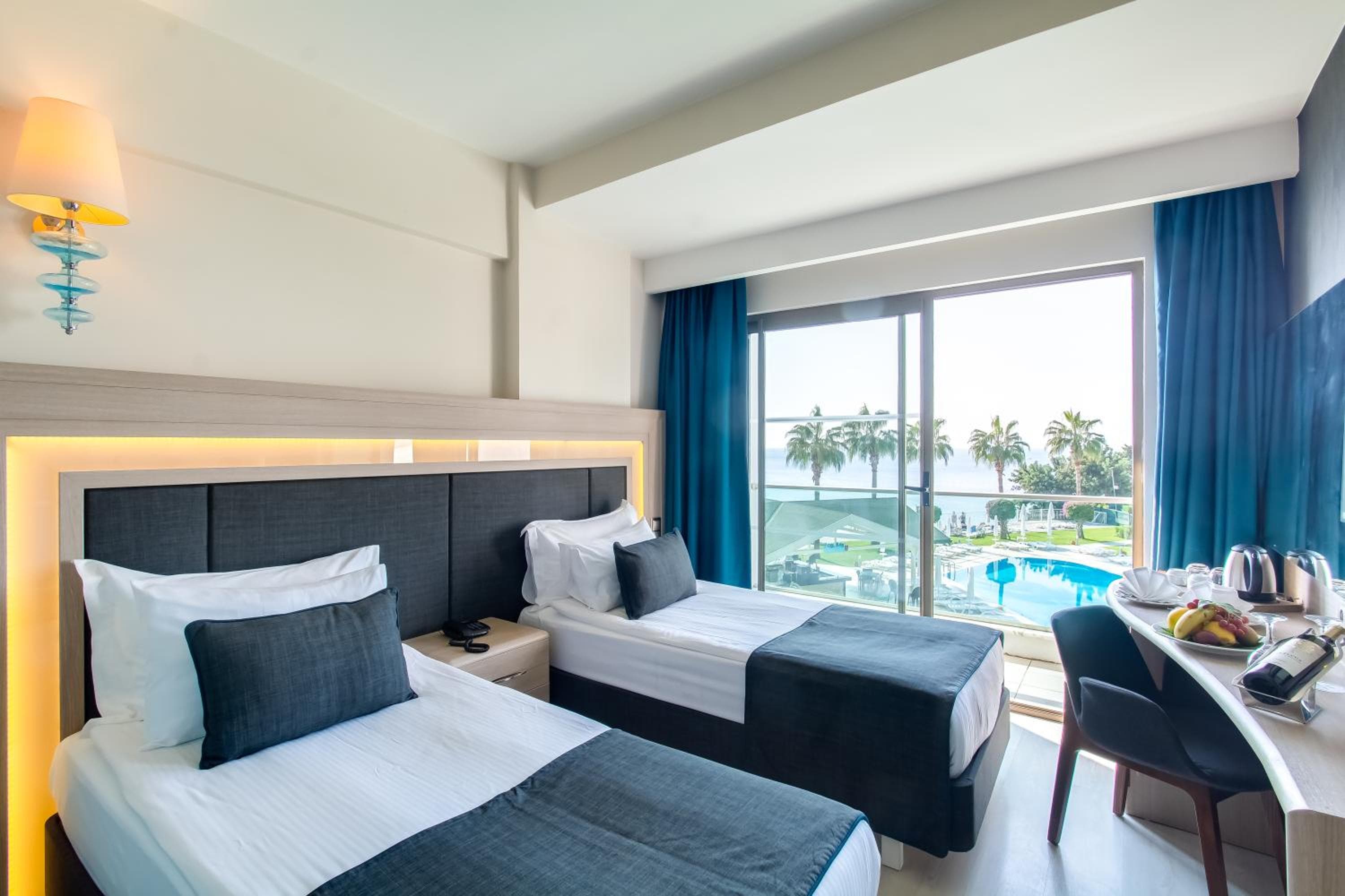 Falcon Hotel 4