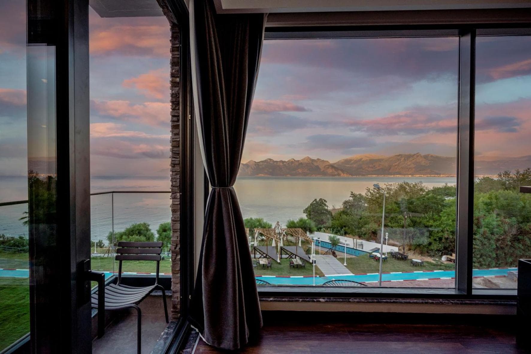 Lucky Monkey Hotel 4