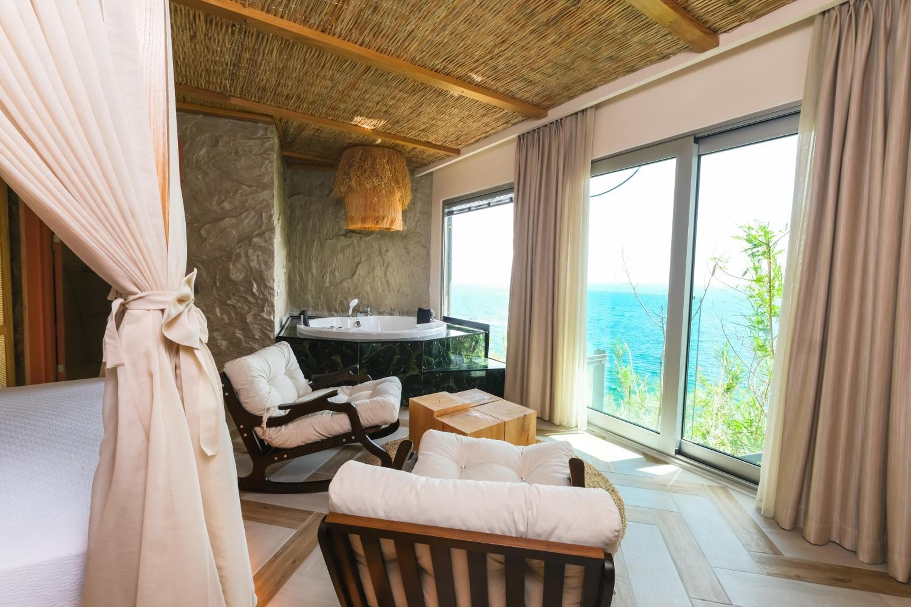 Deluxe Suite with Spa Bath