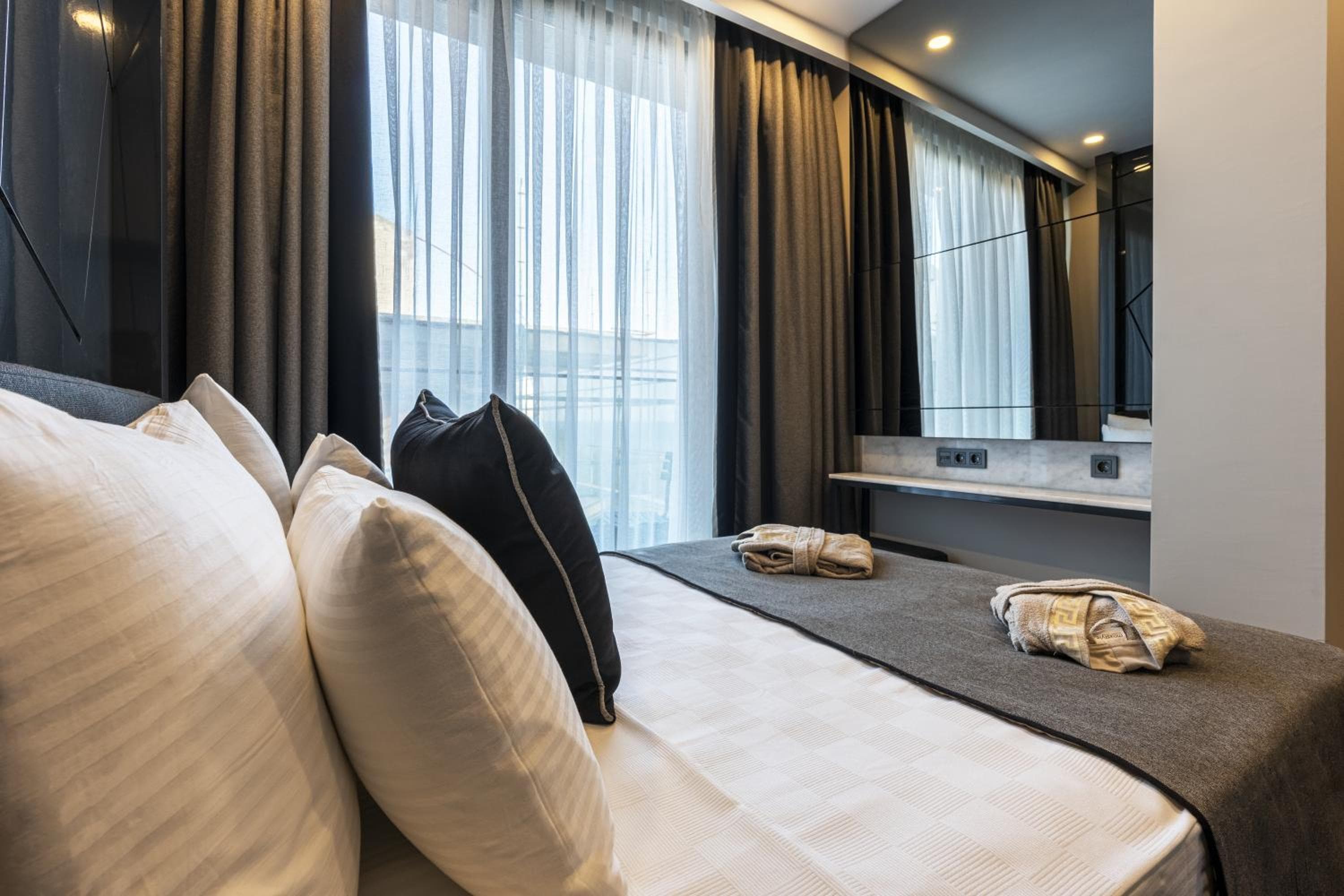 Deluxe Double Room With Side Sea View