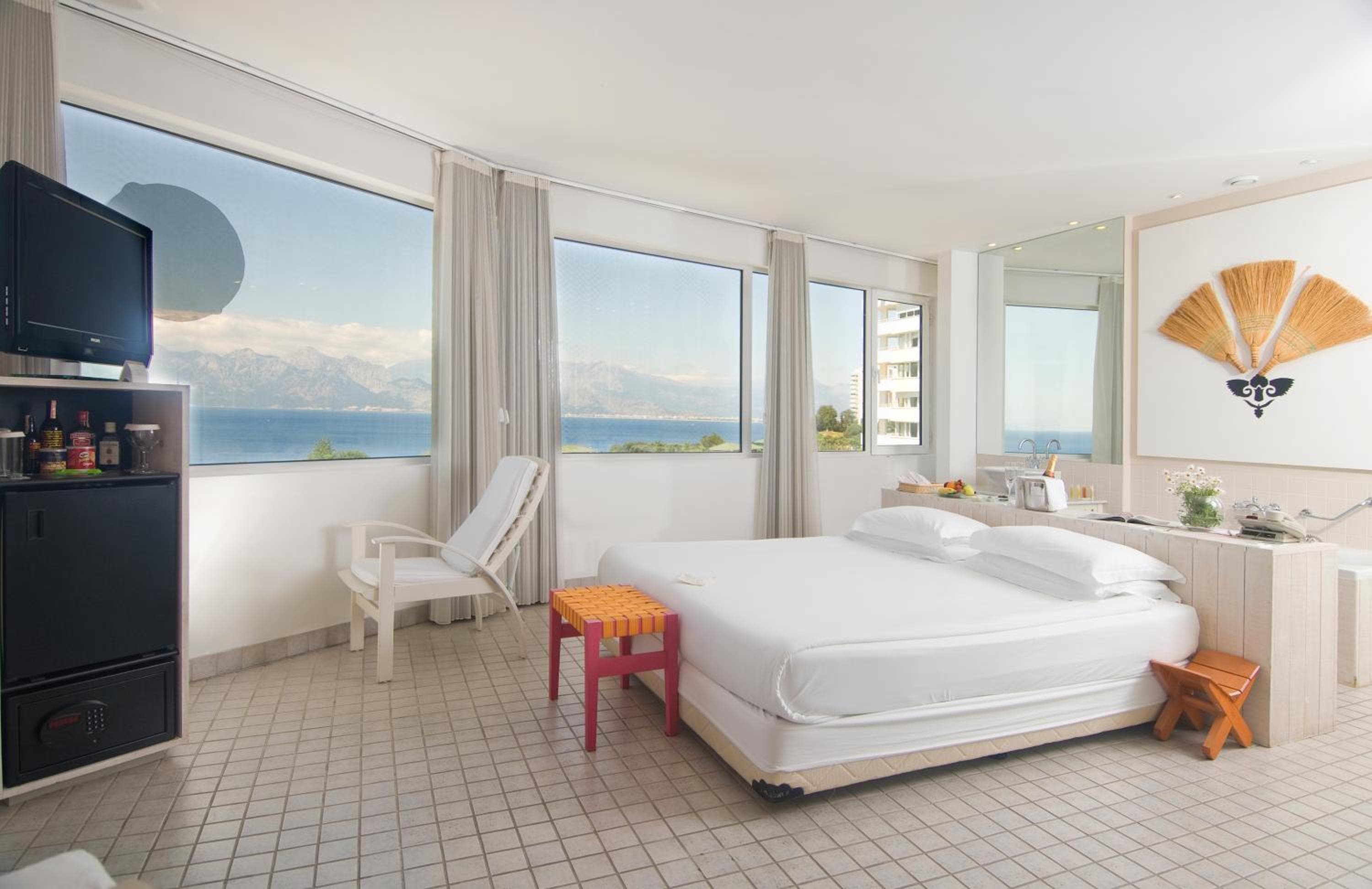 Deluxe Triple Room In Revolving Building