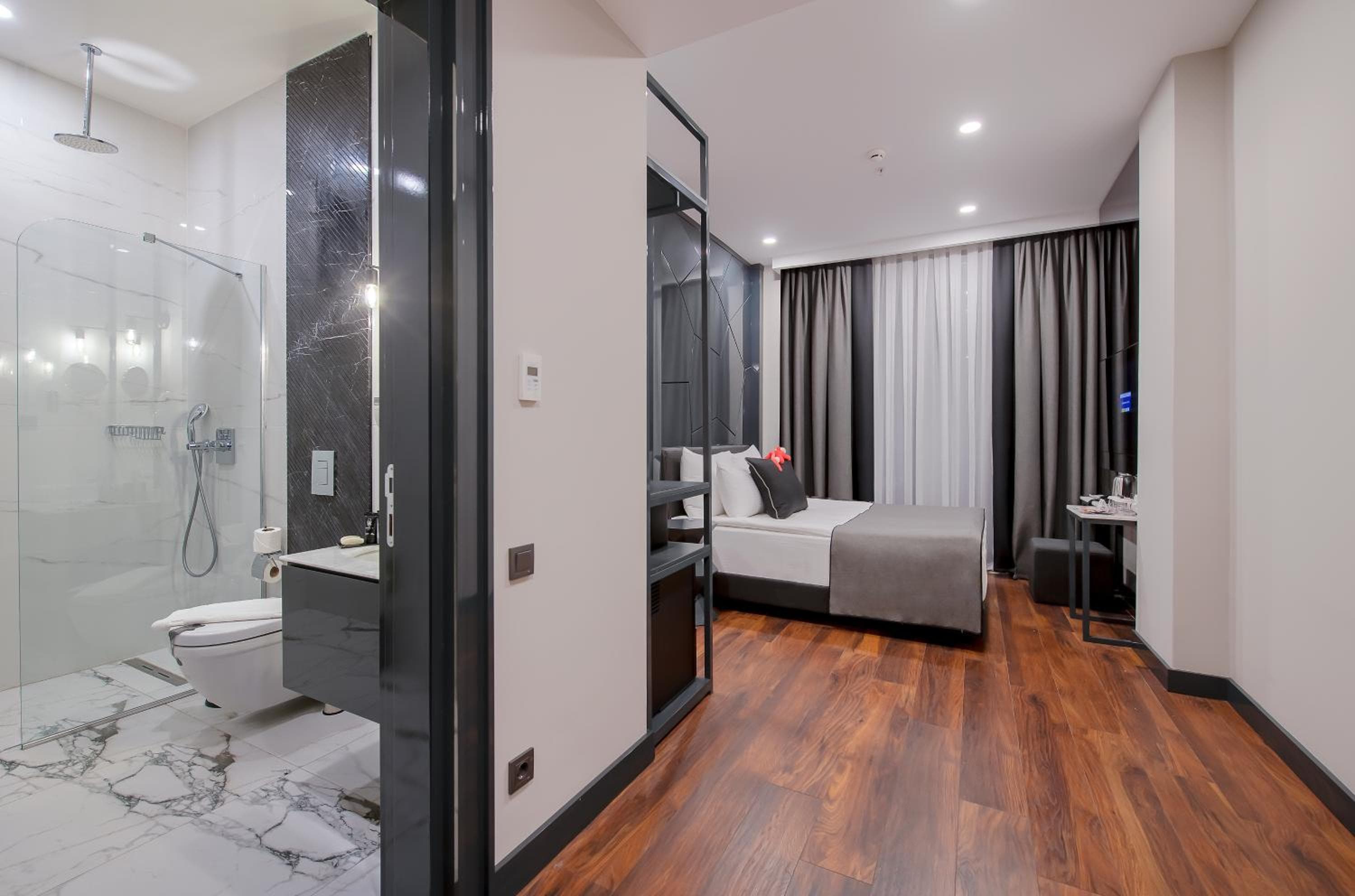 Deluxe Double Room with Side Sea View