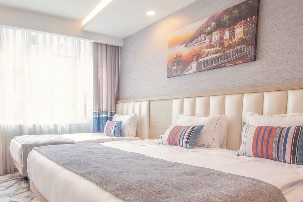 Deluxe Triple Room, Non Smoking, City View