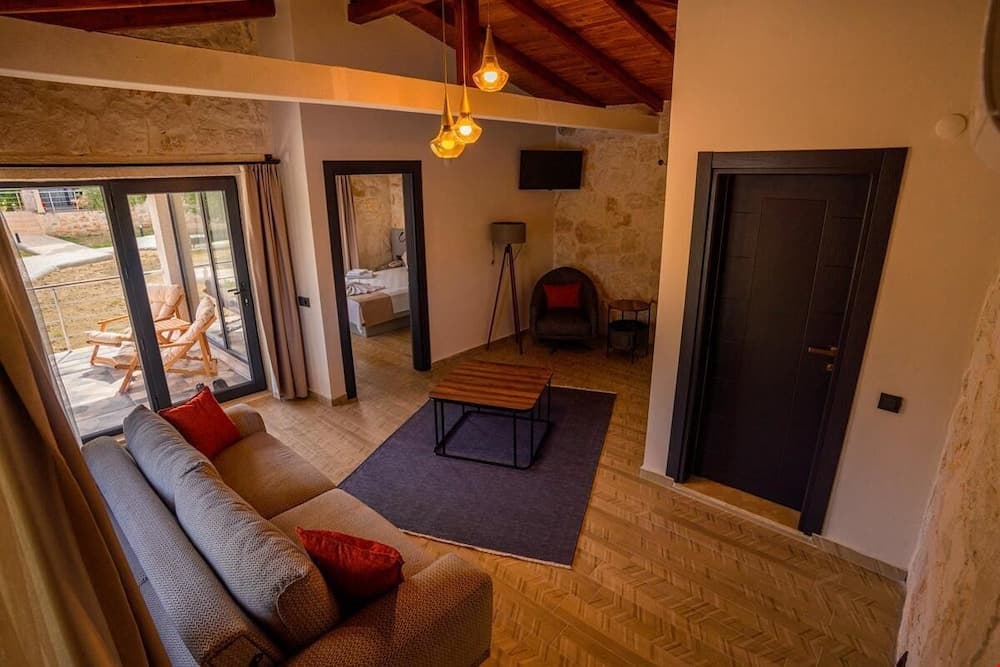 Basic Suite, Pool View