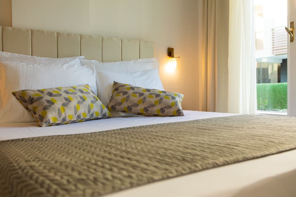 Comfort Room, Pool View
