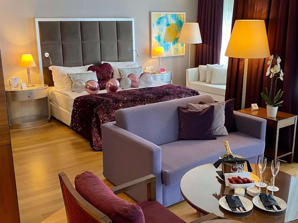 Honeymoon Suite, Sea View